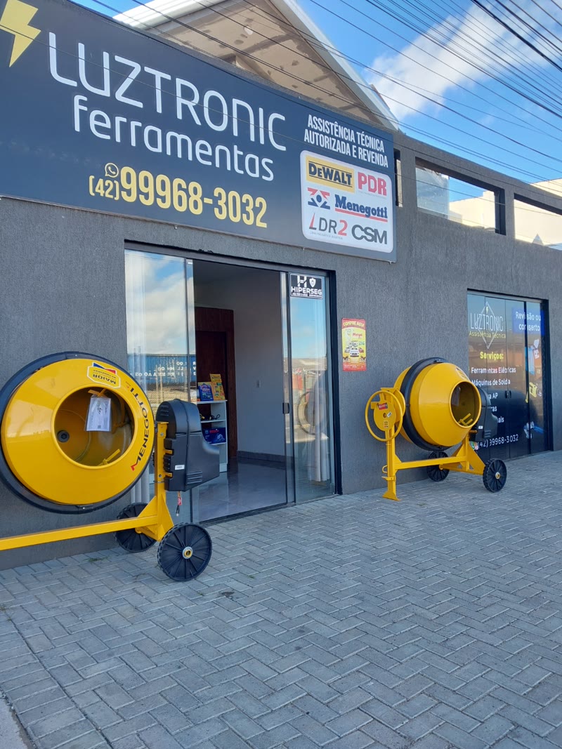 Betoneira Menegotti 400L na fachada da loja LuzTronic