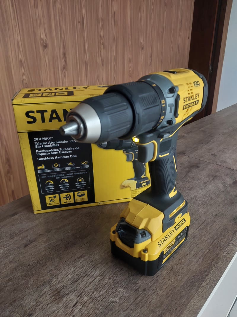 Parafusadeira/Furadeira de Impacto Stanley SBD715
