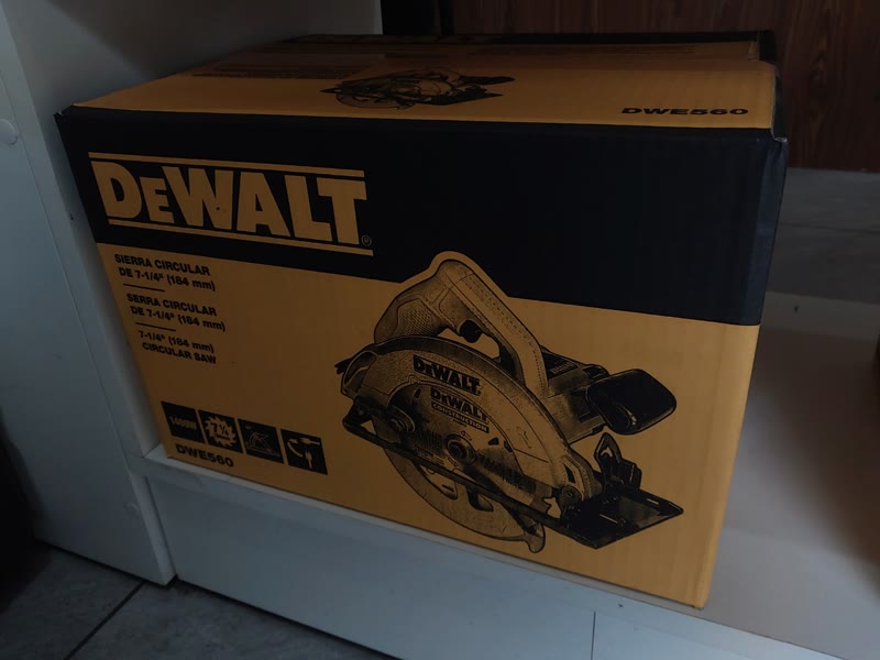 Serra Circular DeWalt DWE560 caixa