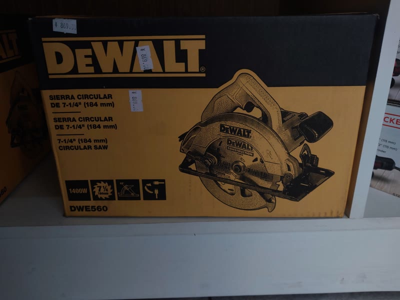 Serra Circular DeWalt DWE560 caixa detalhe