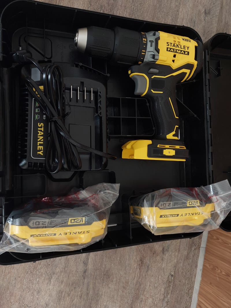 Kit Parafusadeira/Furadeira de Impacto Stanley SBD715 com maleta, carregador e 2 baterias